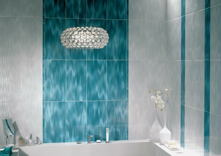 Faïence salle de bains bleu tendance luminaire suspension idée baignoire