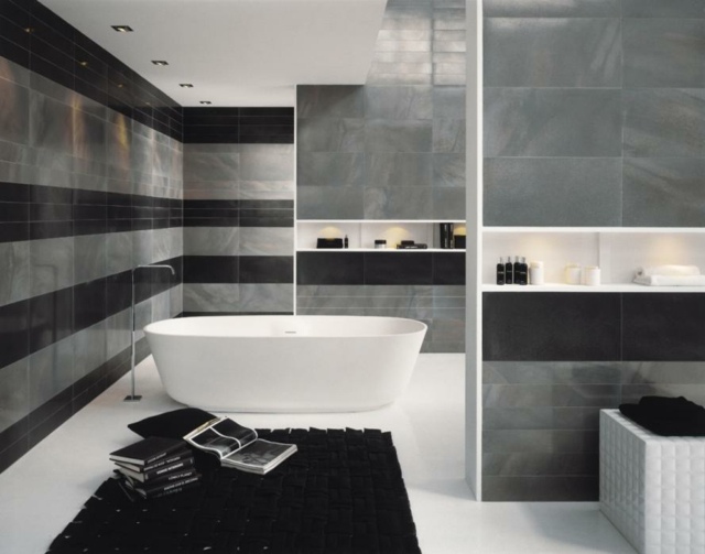 salle de bain grise noire blanche tapis de salle de bain noir idée baignoire
