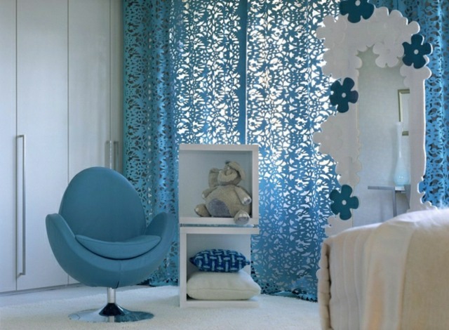 chambre enfant rideau fauteuil bleu peluche éléphant lit miroir rideaux