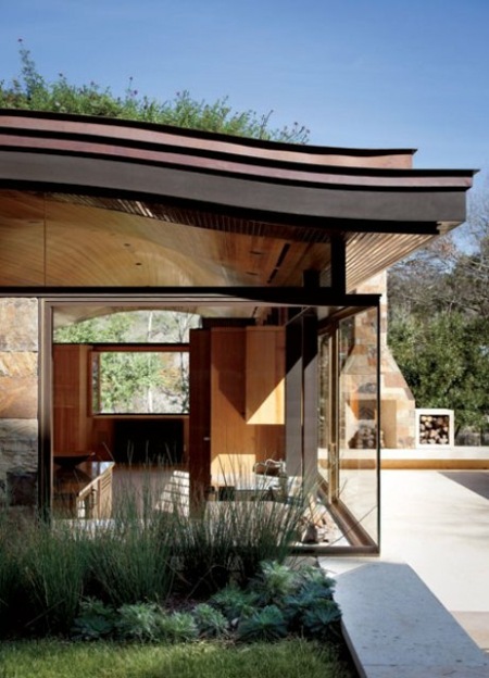 La toiture végétale maison larges vitres eclairage naturel
