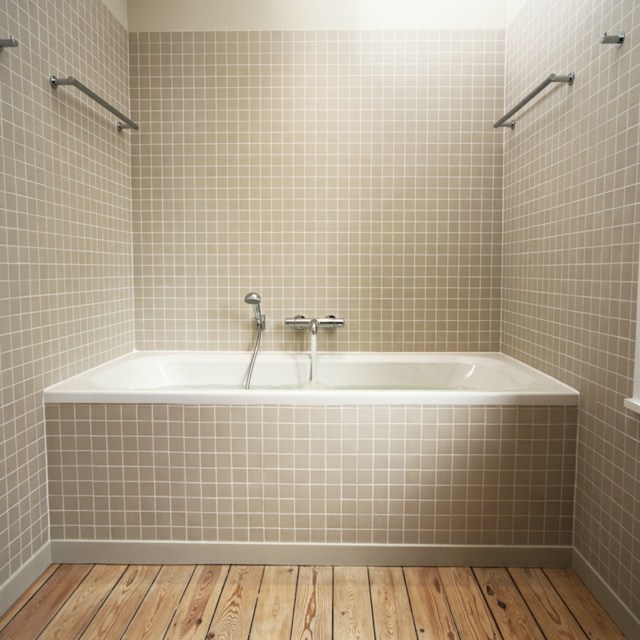 salle de bain idée peinture beige baignoire carrelage