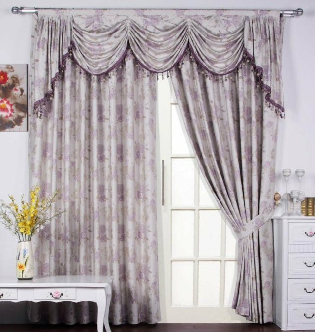 chambre idée rideau violet déco fleurs table blanche bois 