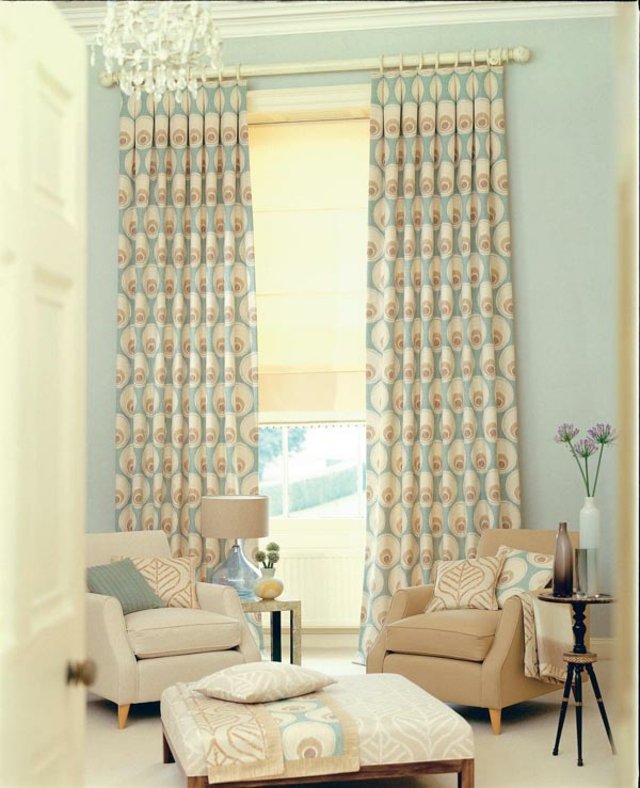 salon idée rideaux motifs pouf fauteuil beige coussins lampe fleurs table basse