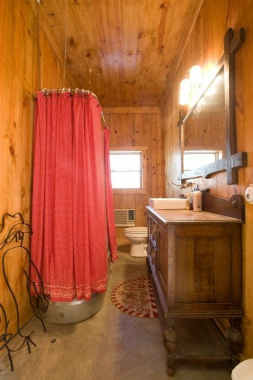 salle bains bois vue longueur rideaux rouges