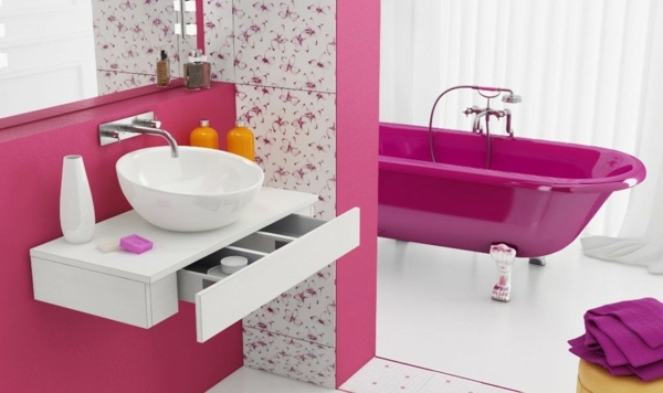 petit appartement moderne salle bains feminine vue baignoire rose