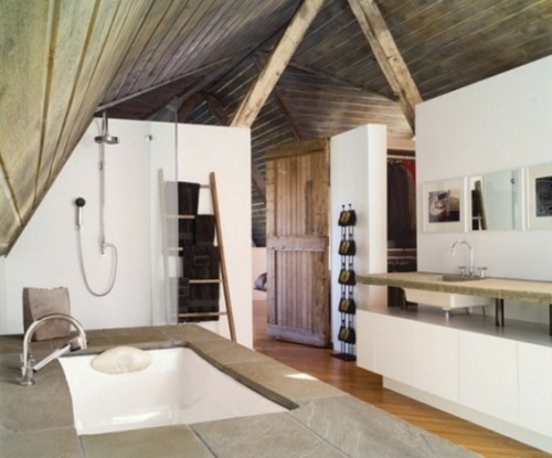salle bains spacieuse peinte blanc plafond bois