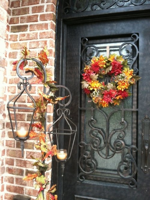 vue porte noir decoration lanternes couronne fleurs automne