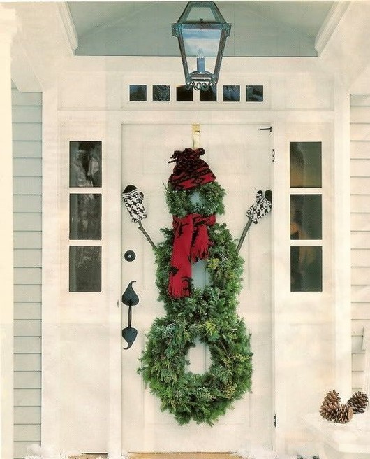 Bonhomme de neige vert en décoration de porte