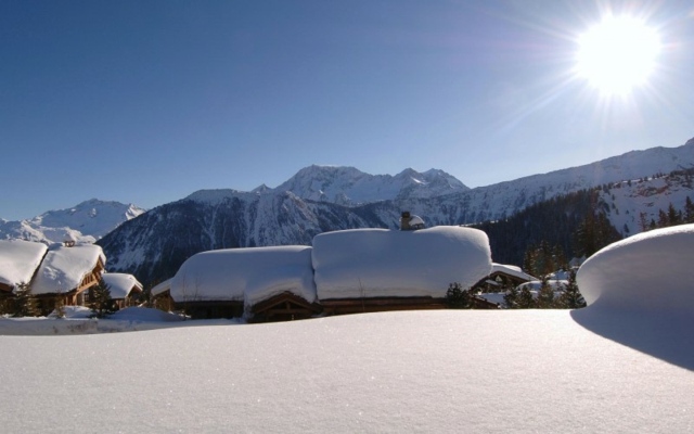 chalet design ski toute tranquillité sous la neige Alpes françaises  courchevel