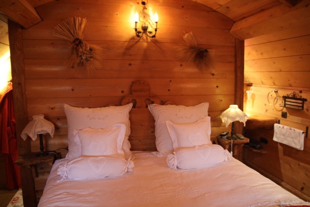 Chambre à coucher d'un chalet rustique