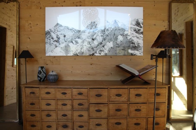 Décoration chalet avec une photo des montagnes