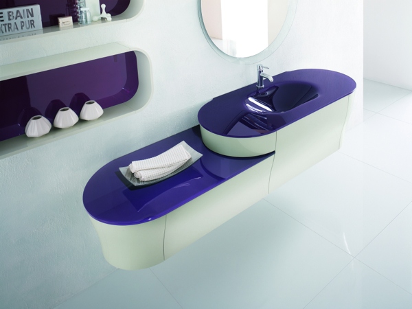 Design en violet d'un meuble salle de bain
