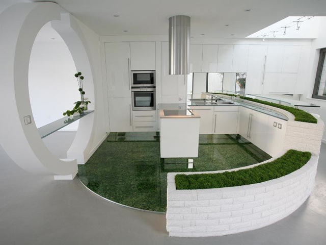 Formes arrondies d'une cuisine en blanc et vert