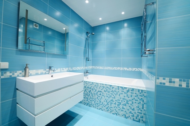 Idée-déco-salle-de-bains-couleur-bleue-carrelage-luminaire