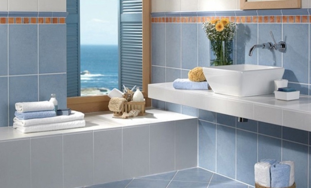 Idée-déco-salle-de-bains-couleur-bleue-carrelage-vasque