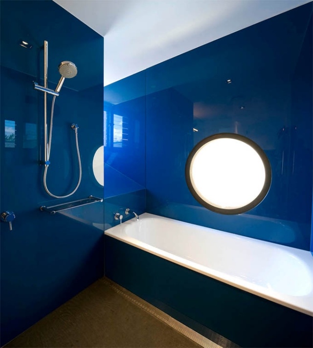 Idée-déco-salle-de-bains-couleur-bleue-mur-miroir-rond-baignoire-ovale