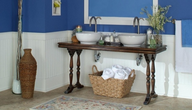 Idée-déco-salle-de-bains-couleur-bleue-mur-vasque-panier-linge