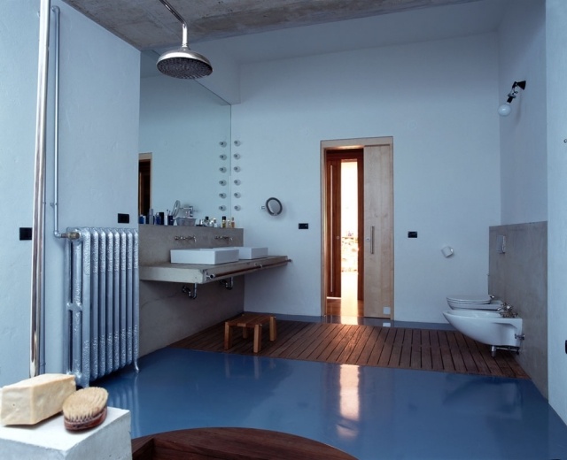 Idée déco salle de bains couleur-bleue-sol-caillebotis-bois