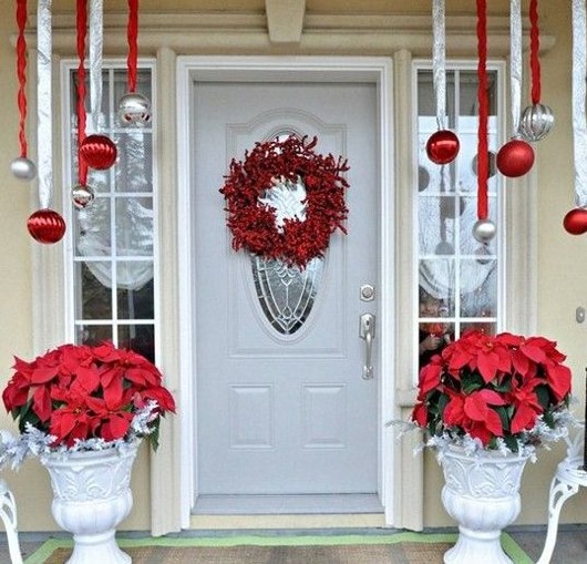Porte blanche avec une décoration en rouge