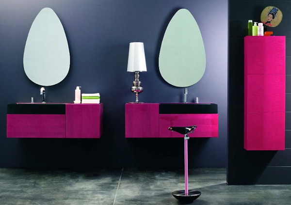 Salle de bain avec des meubles violets