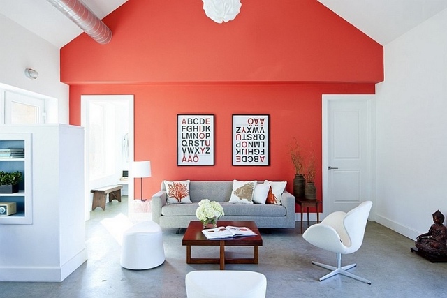 Salon blanc avec un mur rouge