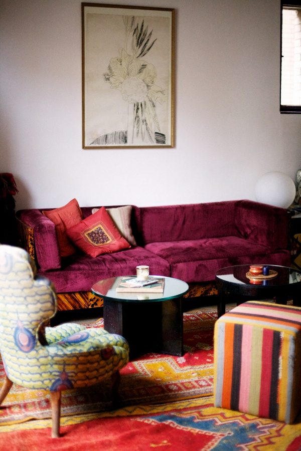 Salon coloré avec un tapis ethno