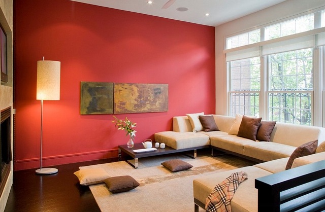 Salon minimaliste avec un mur rouge