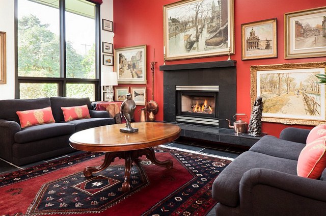 Salon rouge avec des meubles noirs