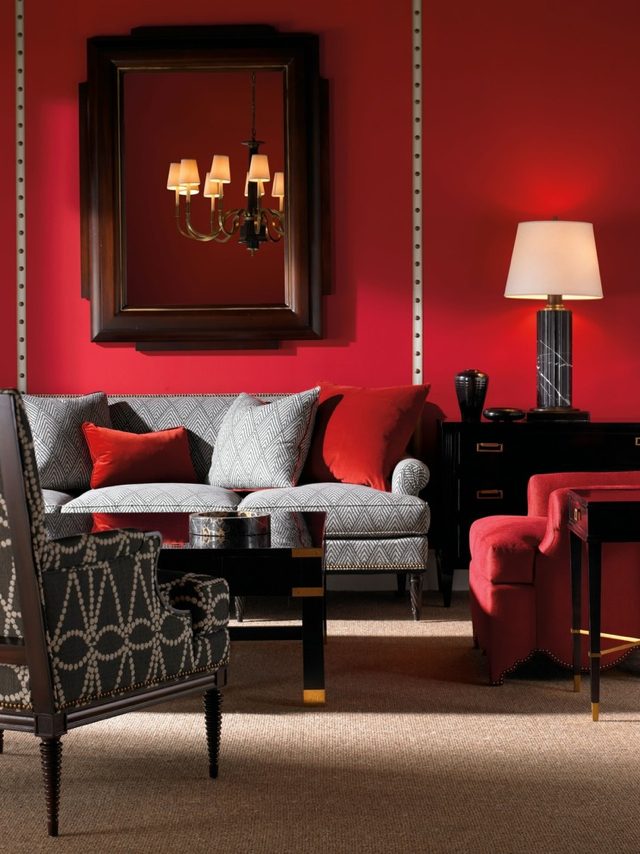 Salon stylé avec des murs rouges