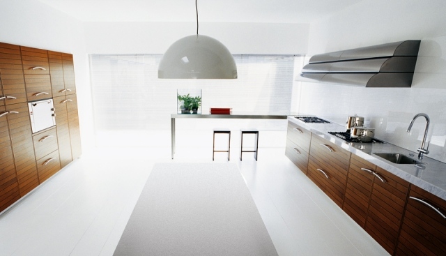 Solaro-cuisine-moderne-Vico-Magistretti-porte-armoires-bois-lavabo-lampe-plafond-espace-rangement