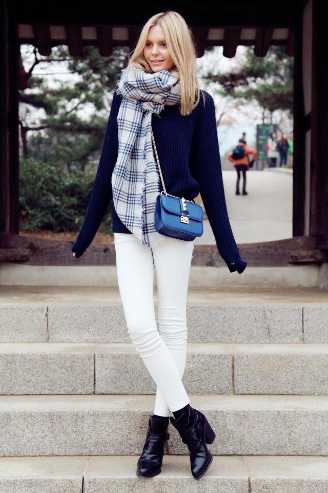 accessoires-femme-automne-écharpe-carreaux-blanche-accents-noirs-pull-bleu
