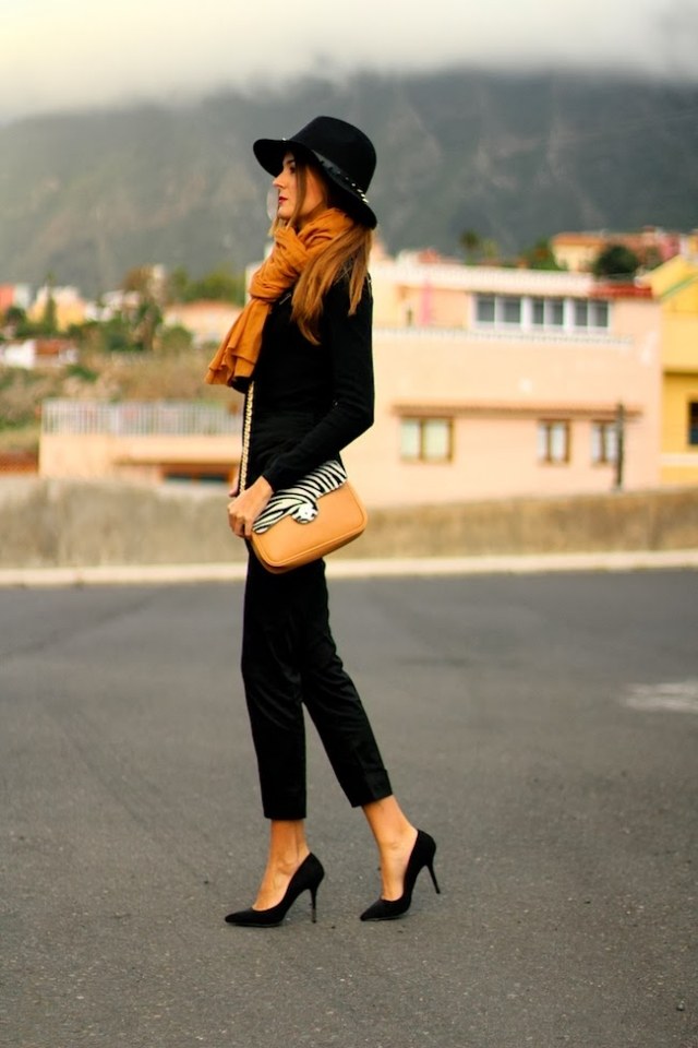 accessoires-femme-automne-écharpe-couleur-moutarde-chapeau-capéline-noire