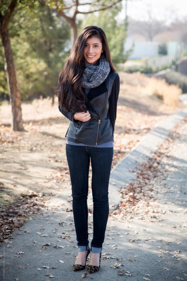 accessoires-femme-automne-écharpe-grise-tricotée-veste-cuir-noir accessoires femme