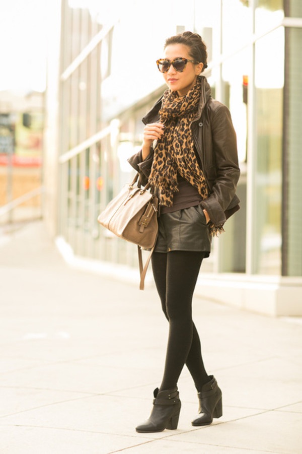 accessoires-femme-automne-écharpe-motifs-animaux-tigre-veste-cuir-noir-shorts-cuir accessoires femme