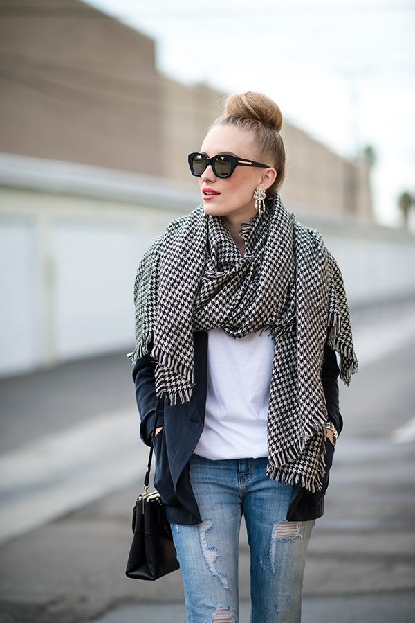 accessoires-femme-automne-écharpe-petits-carreux-noir-blanc-veste-noire accessoires femme