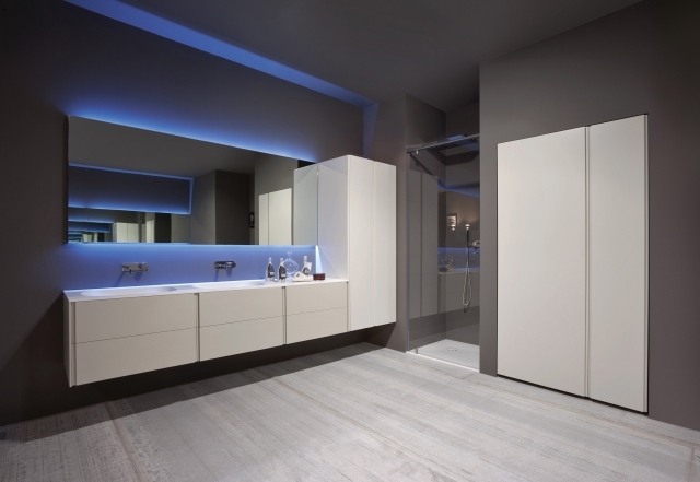 antonio-lupi-design-luminaire-bleu-miroir-salle-de-bains-moderne-confort-complet