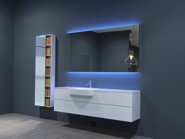 antonio-lupi-design-miroir-salle-de-bains-moderne-confort-complet-led-bleu