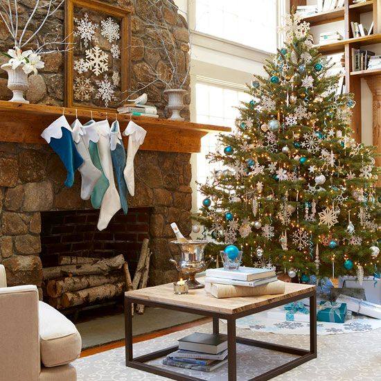 arbre-de-noël-décoration-originale-sapin-guirlandes-lumineuses-flacons-neige
