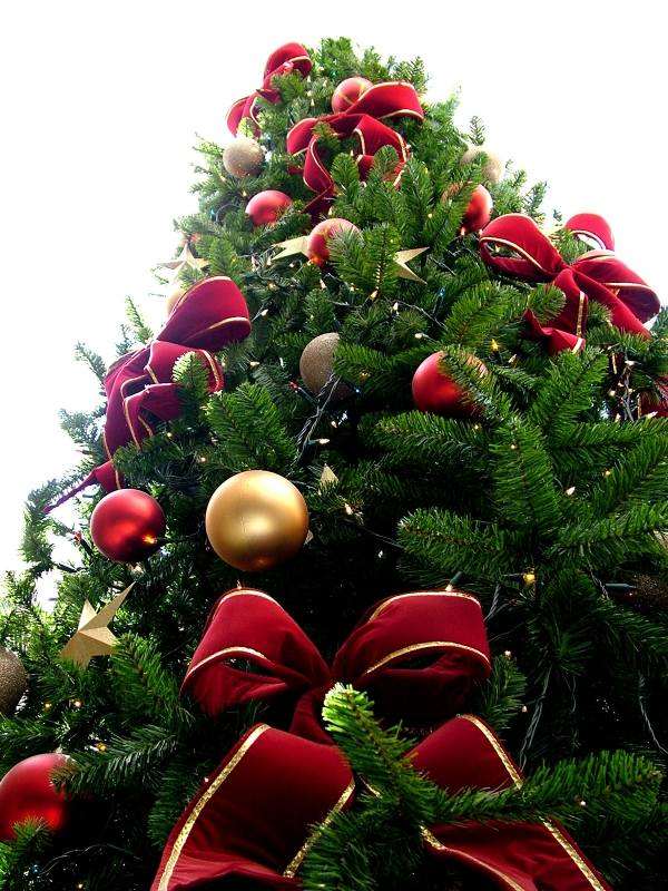 arbre-de-noël-idée-originale-ruban-rouge-boules-decoratives