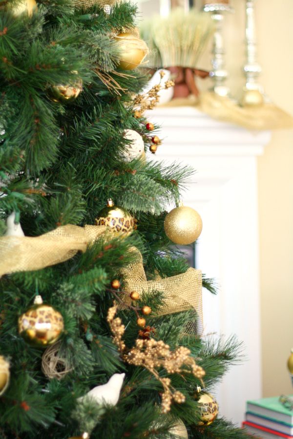 arbre-de-noël-idée-originale-sapin-boules-decoratives-couleur-or