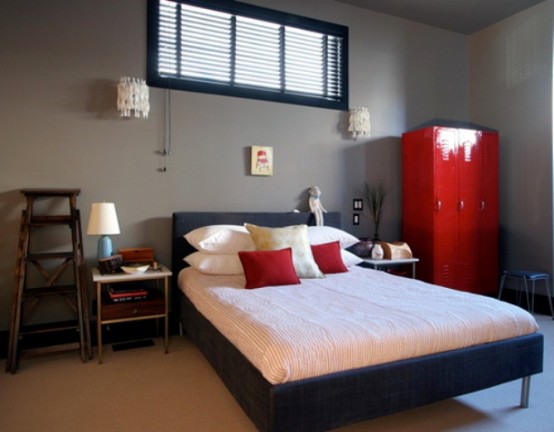 armoire rouge murs gris chambre coucher