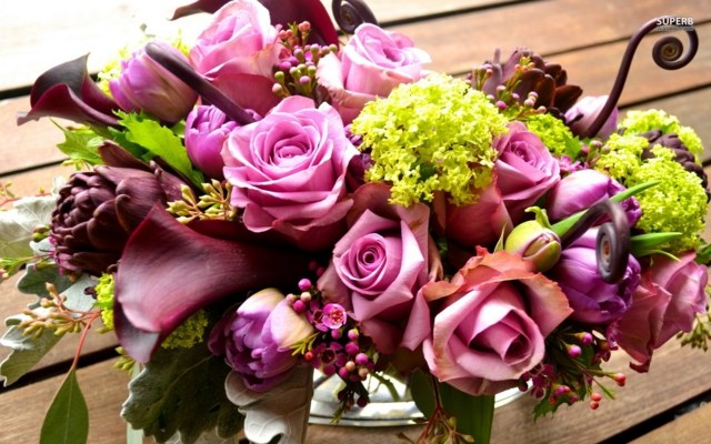 arrangement florale fleurs violettes