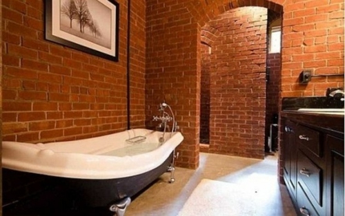 baignoire longue noir blanc salle bains briques