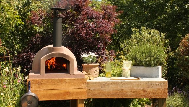 barbecue-fixe-terre-cuite-plan-travail-bois