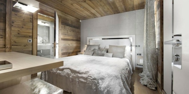belle chambre murs revêtis bois