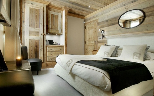 belle chambre à coucher murs revetis bois vieilli