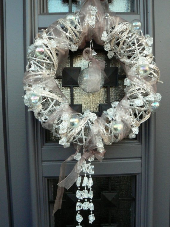 Décoration de porte pour Noël dans la gamme blanc gris brillante couronne