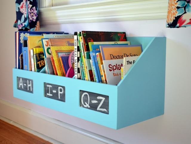 bibliothèque-enfant-idée-originale-DIY-materiau-bois-couleur-bleue