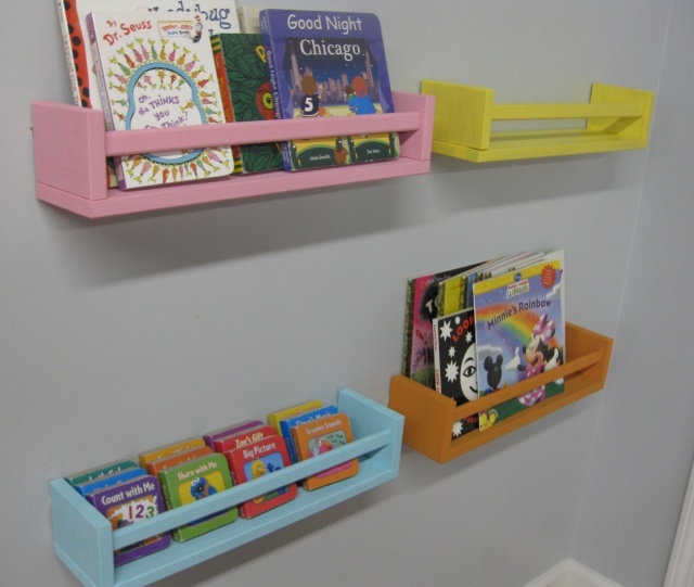 bibliothèque-enfant-idée-originale-bois-couleur-orange-jaune-bleue