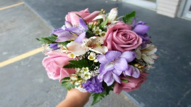 bouquet fleurs bien garni couleurs